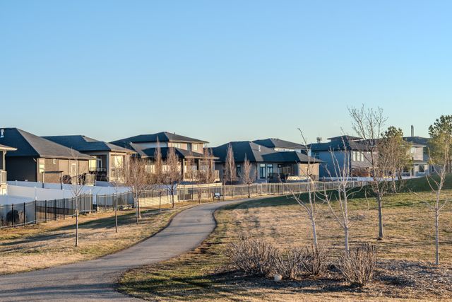 houses%20lining%20a%20park%20path houses%20lining%20a%20park%20path